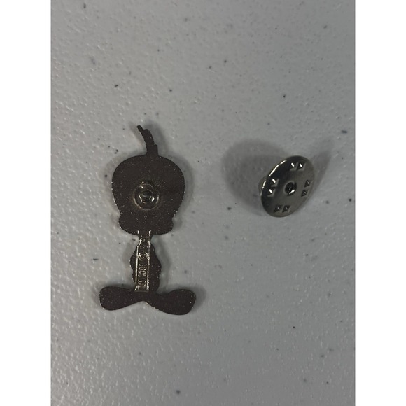 Vintage 1993 Tweety Bird Warner Brothers Enamel Pin Lapel Hat Jacket Canary - Picture 2 of 3